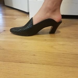 Vintage sz 9 black woven leather mules baby heels